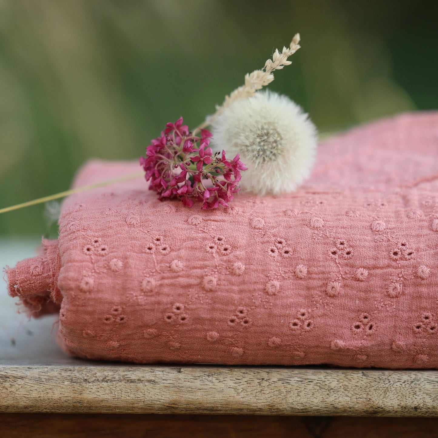 Coupon de double gaze gaufrée brodée terracotta rosé, 100 % coton