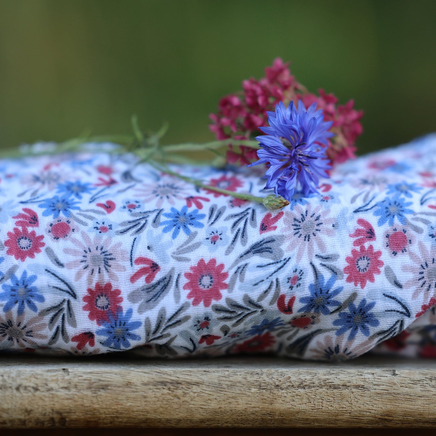 Coupon de double gaze gaufrée imprimée Bleuets et Coquelicots, 100 % coton