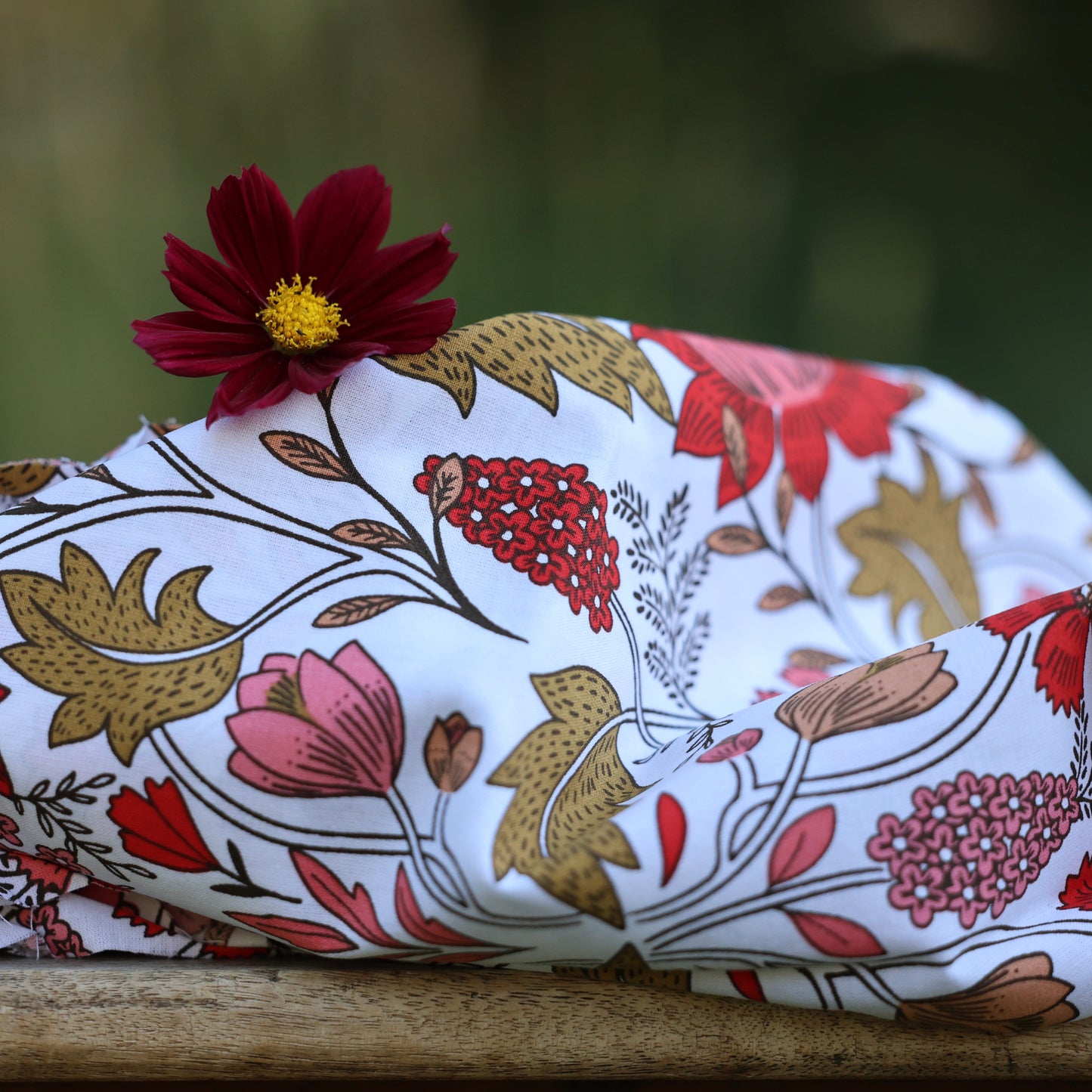 Coupon de coton imprimé L'Envol des Dahlias, 100 % coton