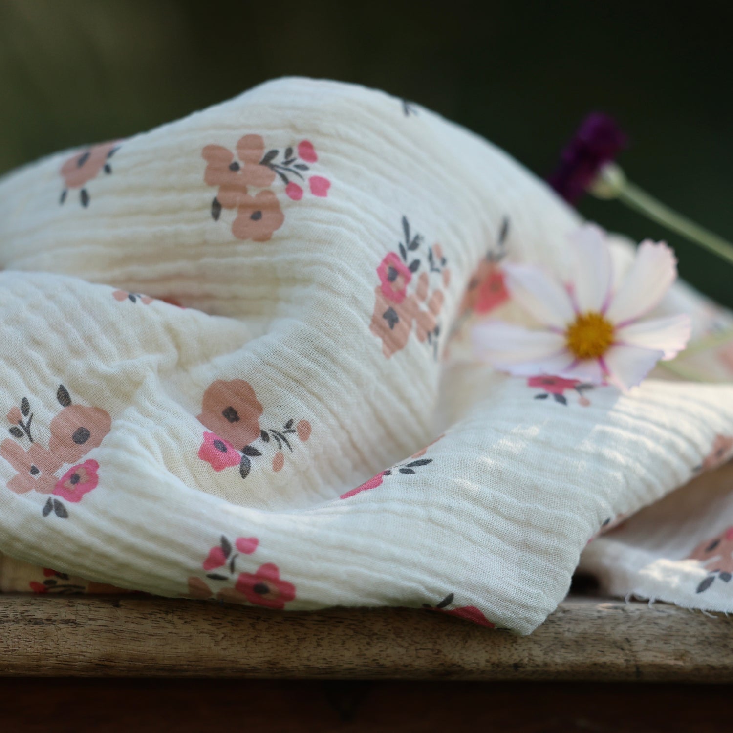 Coupon de double gaze gaufrée imprimée Fleurs Poudrées, 100 % coton