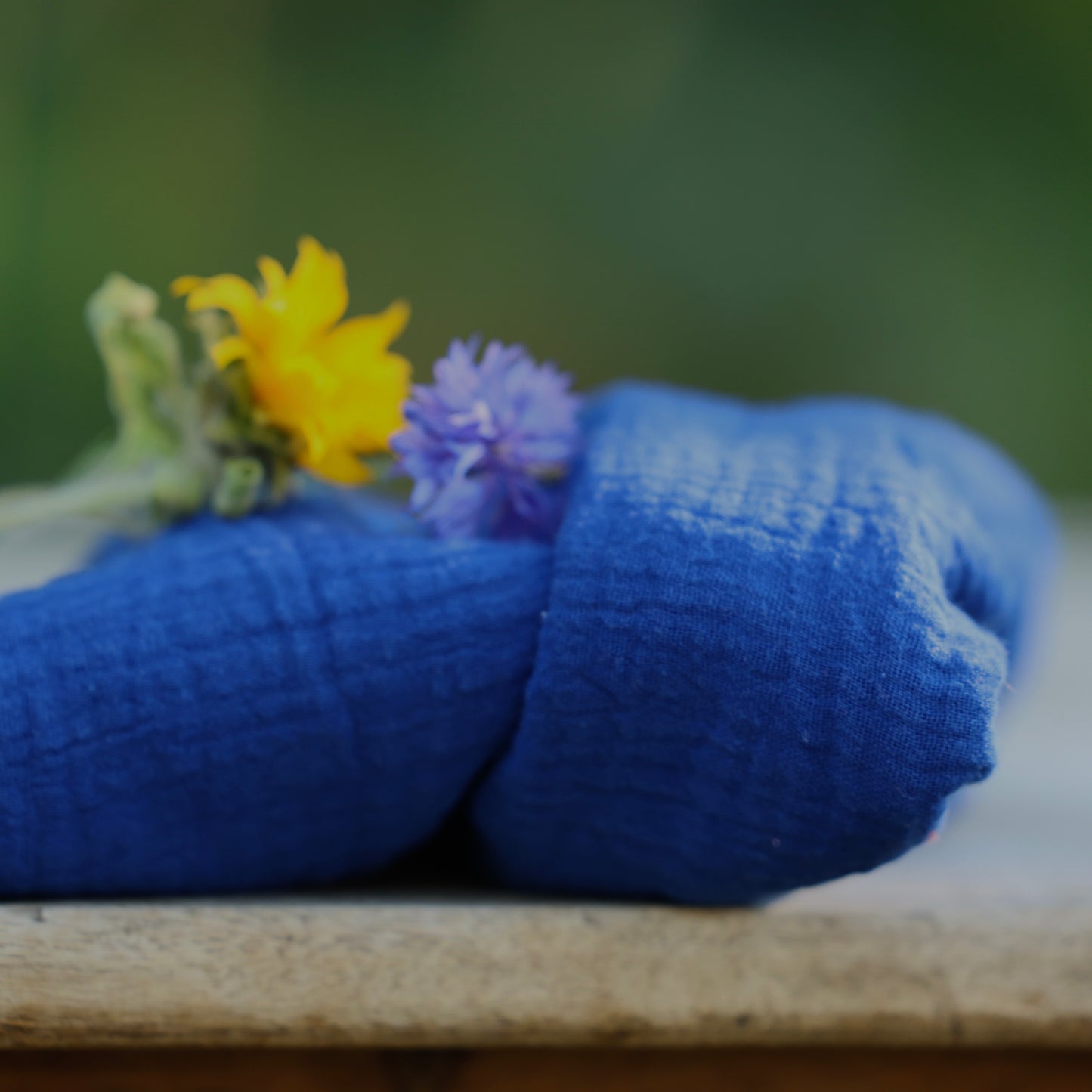Coupon de double gaze gaufrée bleu majorelle, 100 % coton