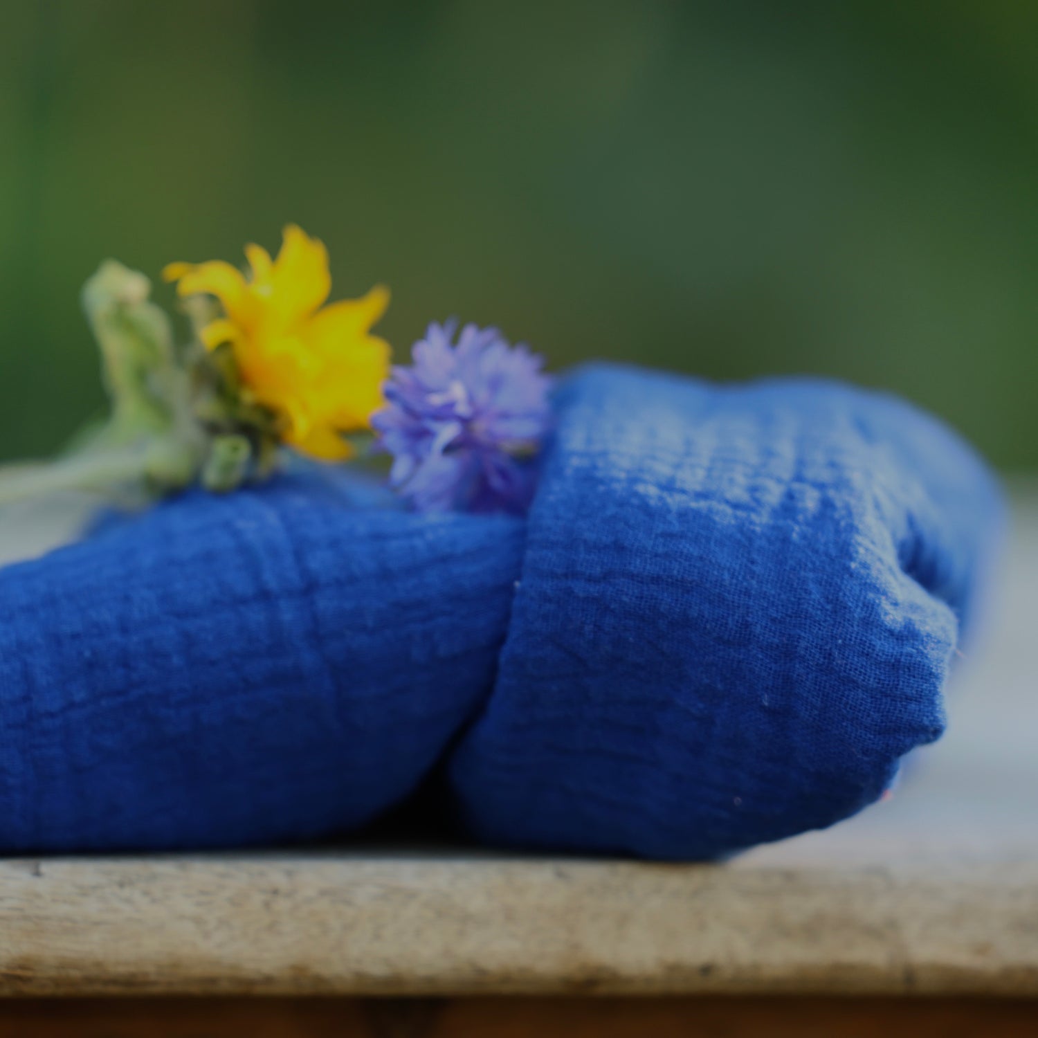 Coupon de double gaze gaufrée bleu majorelle, 100 % coton