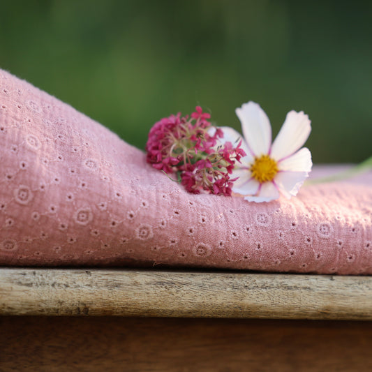 Coupon de double gaze gaufrée brodée rose thé, 100 % coton