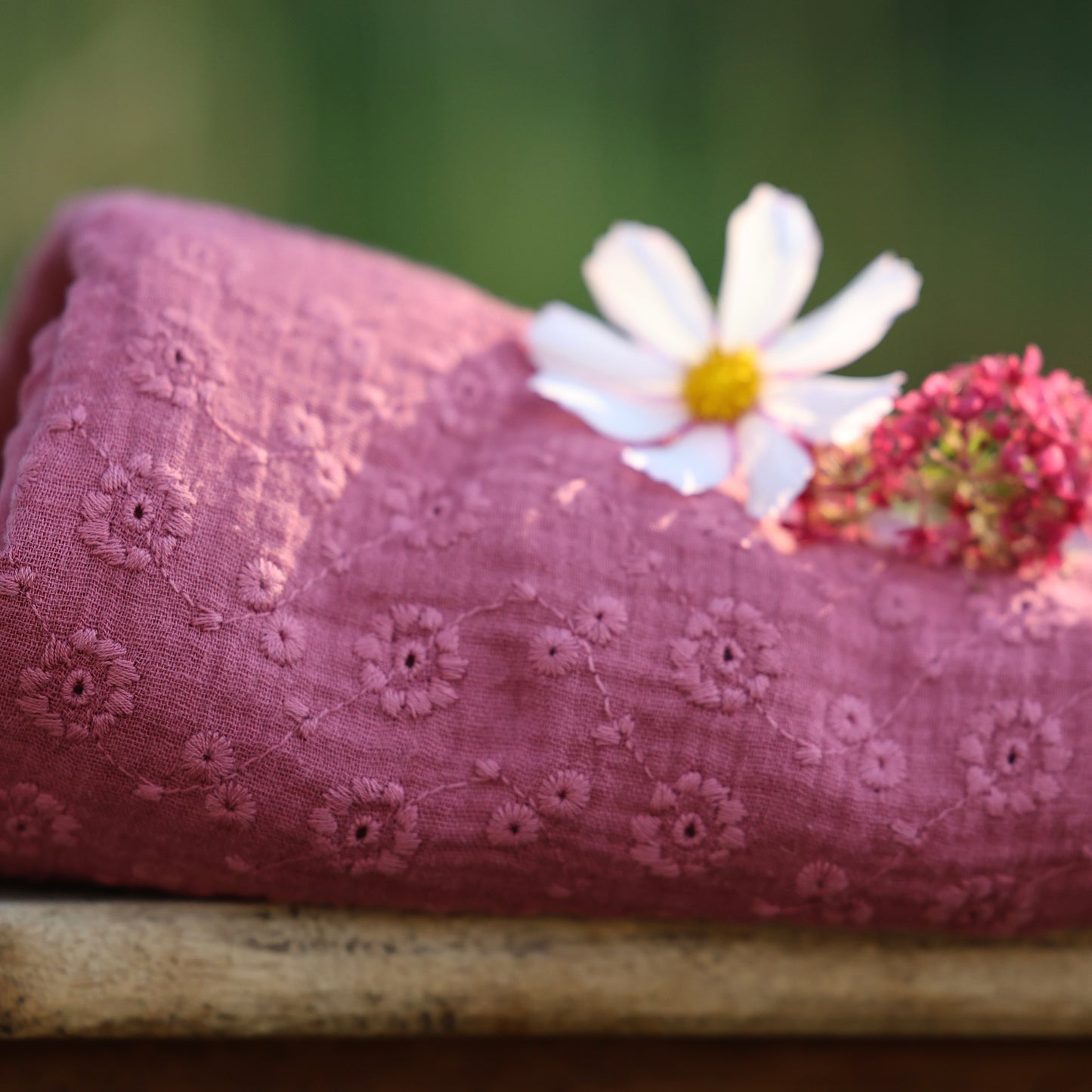 Coupon de double gaze gaufrée brodée framboise, 100 % coton